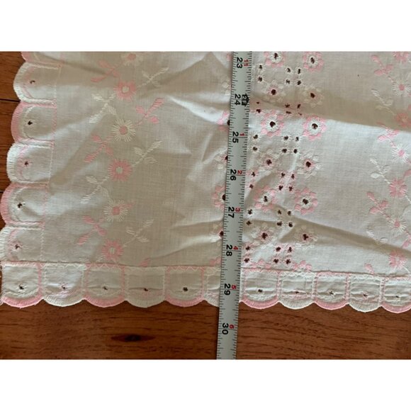 Vintage Embroidered Floral Lace Table Runner Set - White & Pink - 30" x 13" - Picture 6 of 11